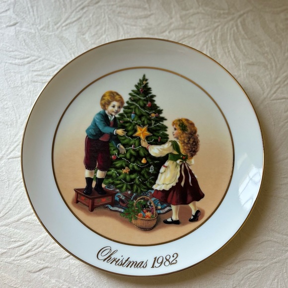1982 Decorative Christmas Plate by Avon - Picture 1 of 4